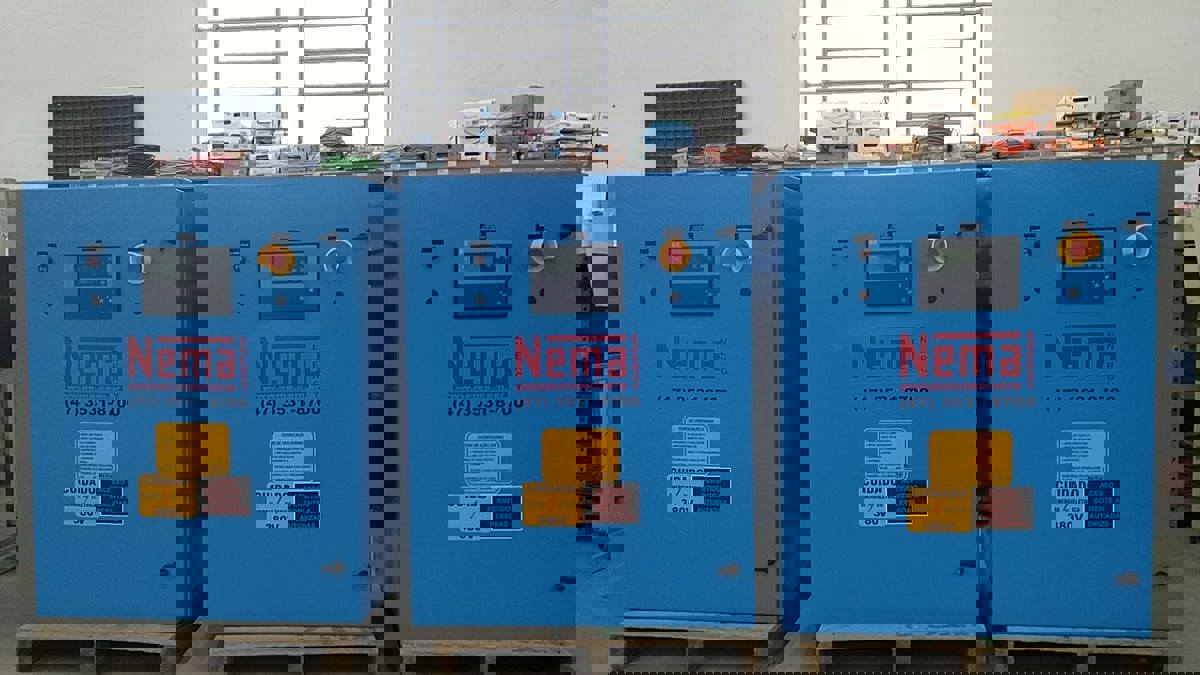 The solution includes three AGC 150 Genset controllers, an ASC-4 Solar controller, and Insight remote monitoring